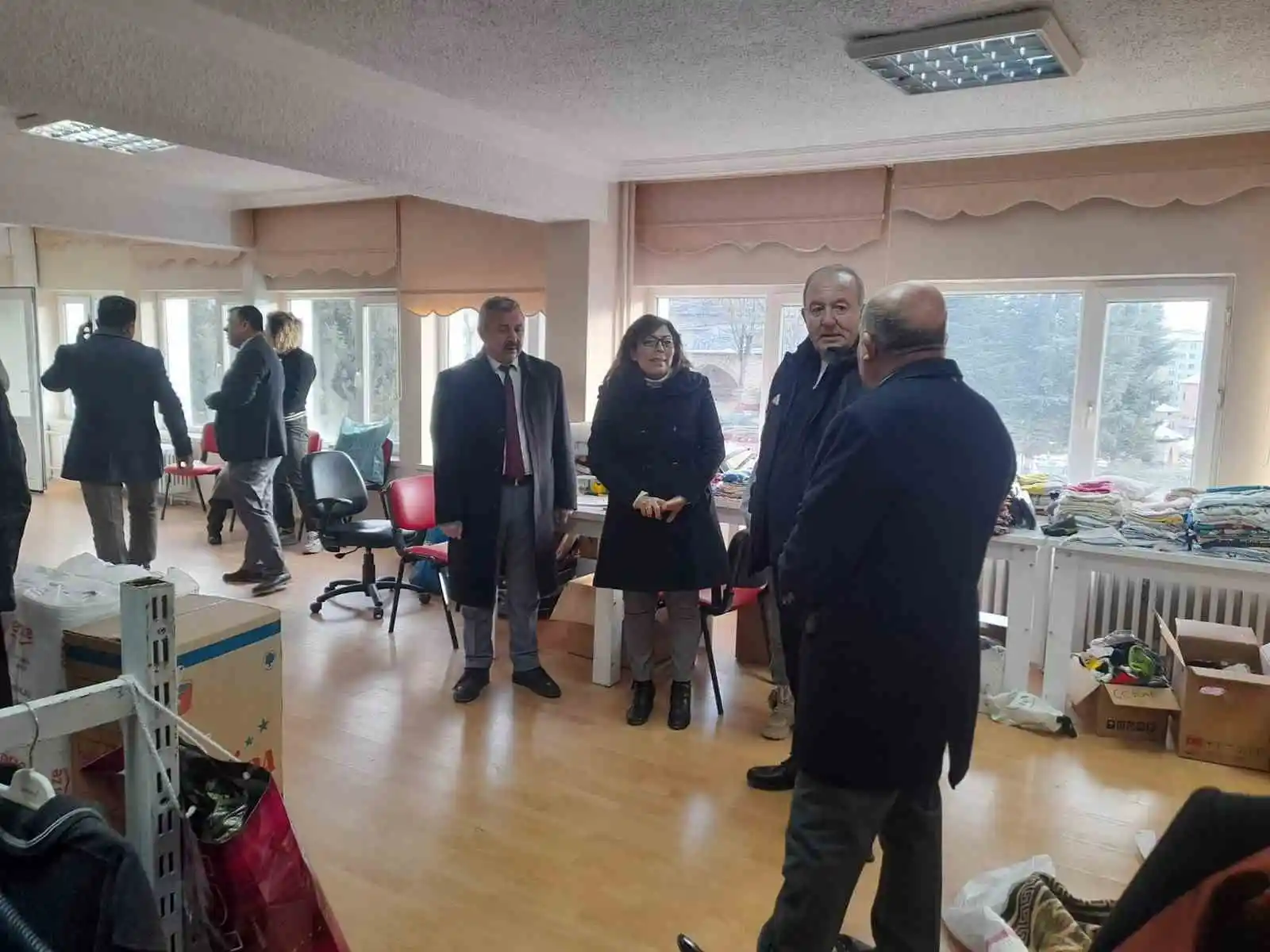 Depremzedeler için kadın kültür merkezinde market kuruldu