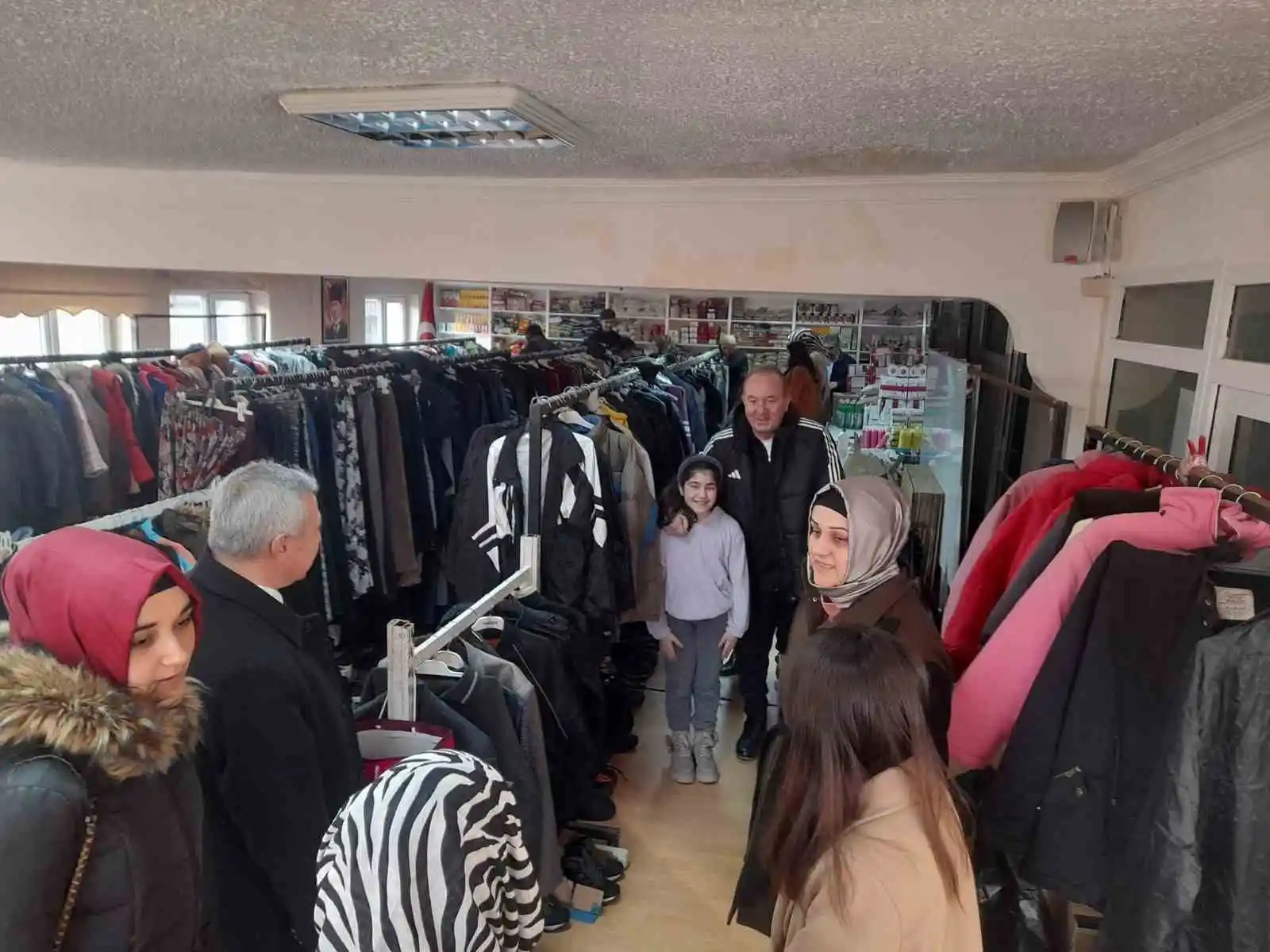 Depremzedeler için kadın kültür merkezinde market kuruldu