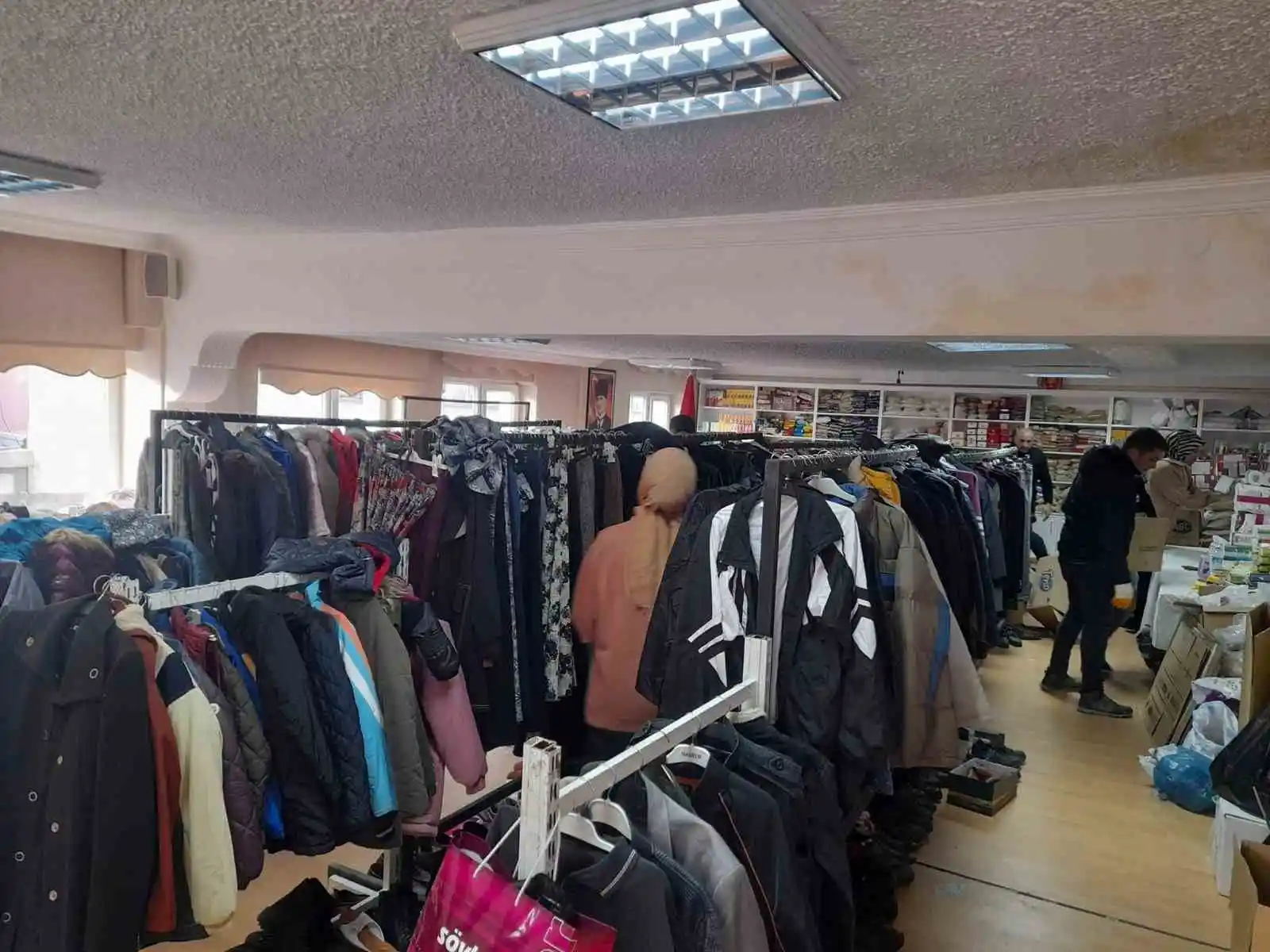 Depremzedeler için kadın kültür merkezinde market kuruldu
