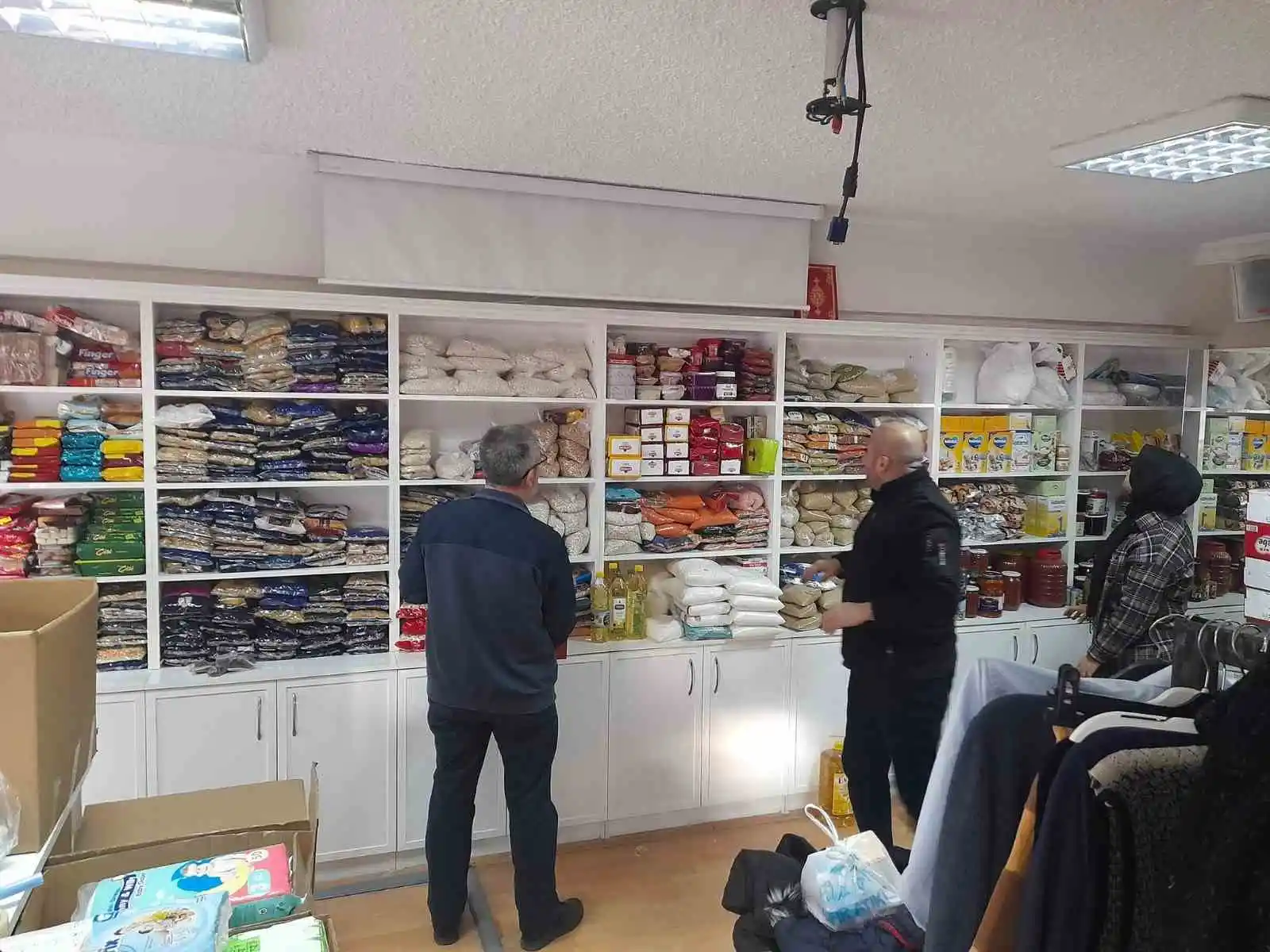 Depremzedeler için kadın kültür merkezinde market kuruldu