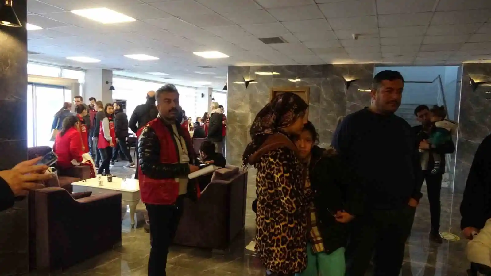 Depremzedeler Marmaris’te otellerde ağırlanıyor