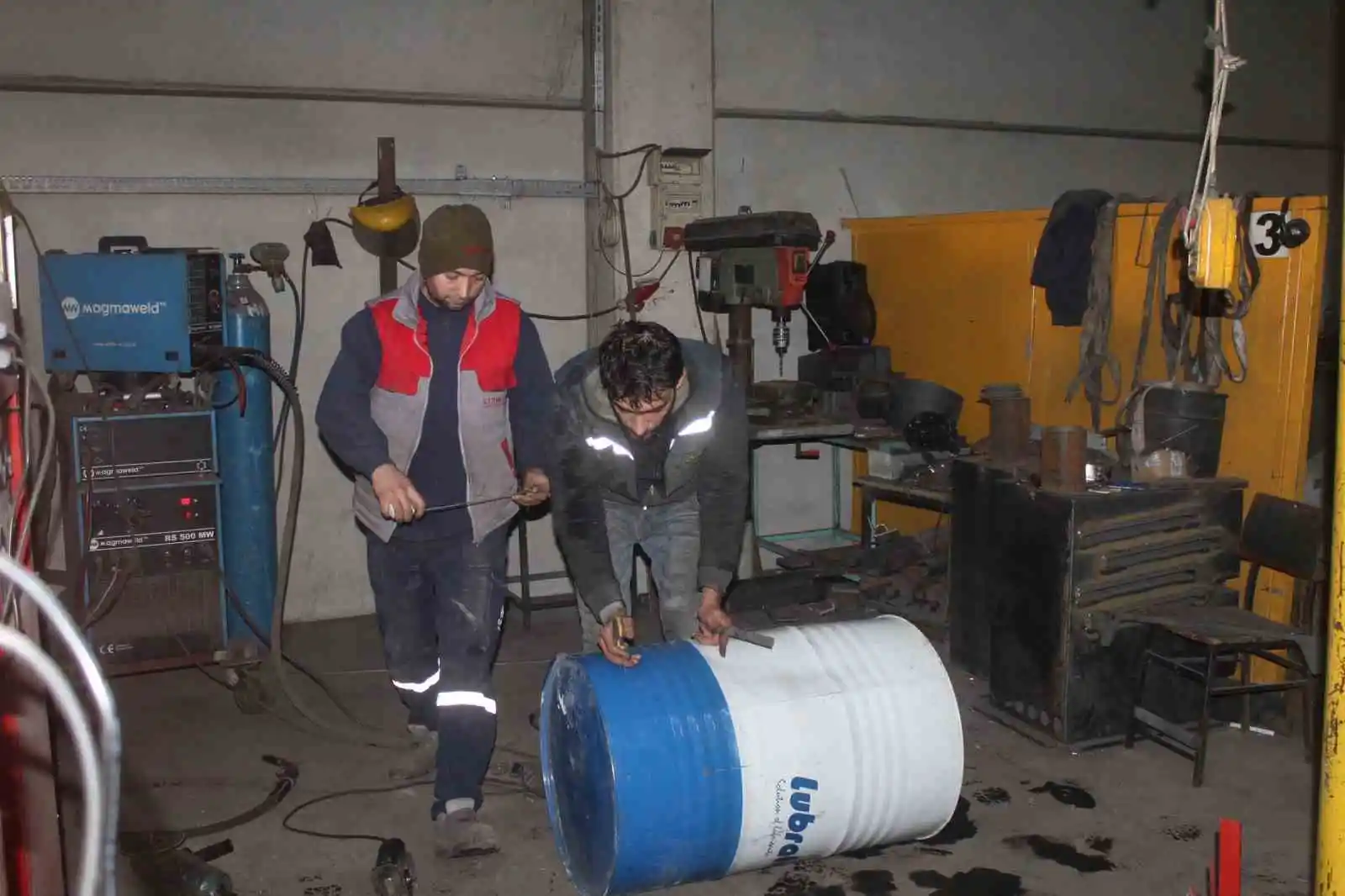 Depremzedeler ve yardım ekipleri için soba üretiyorlar