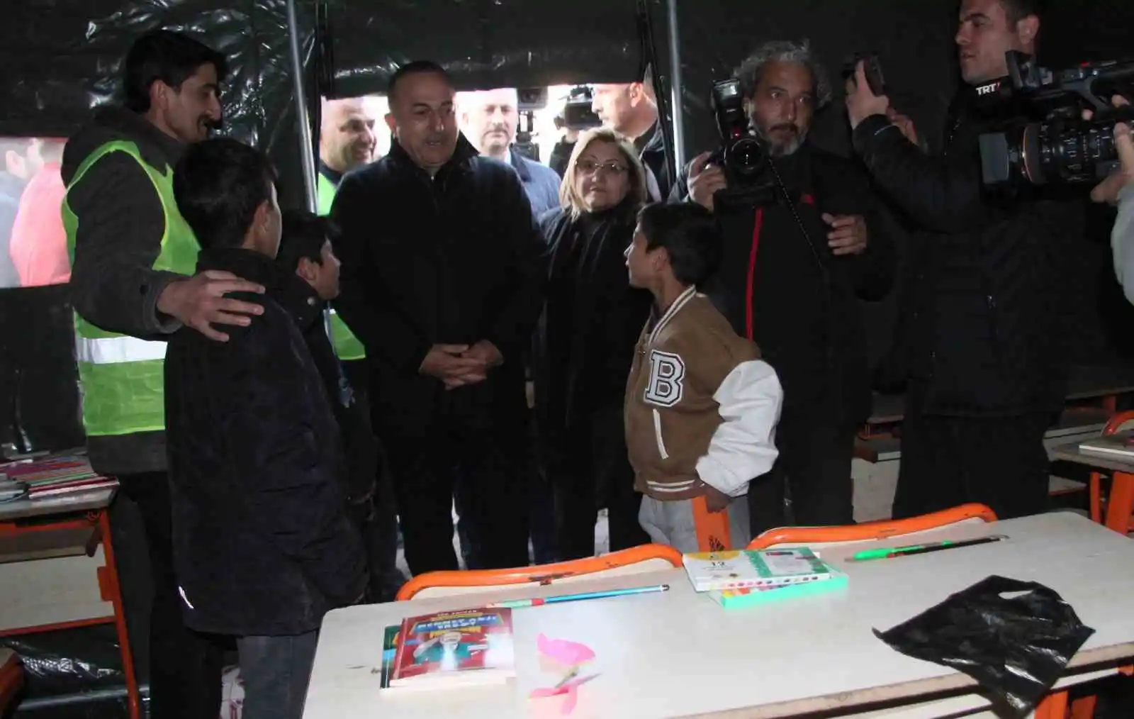 Depremzedelerden Dışişleri Bakanı Çavuşoğlu'na ilginç talep ve şikayetler

