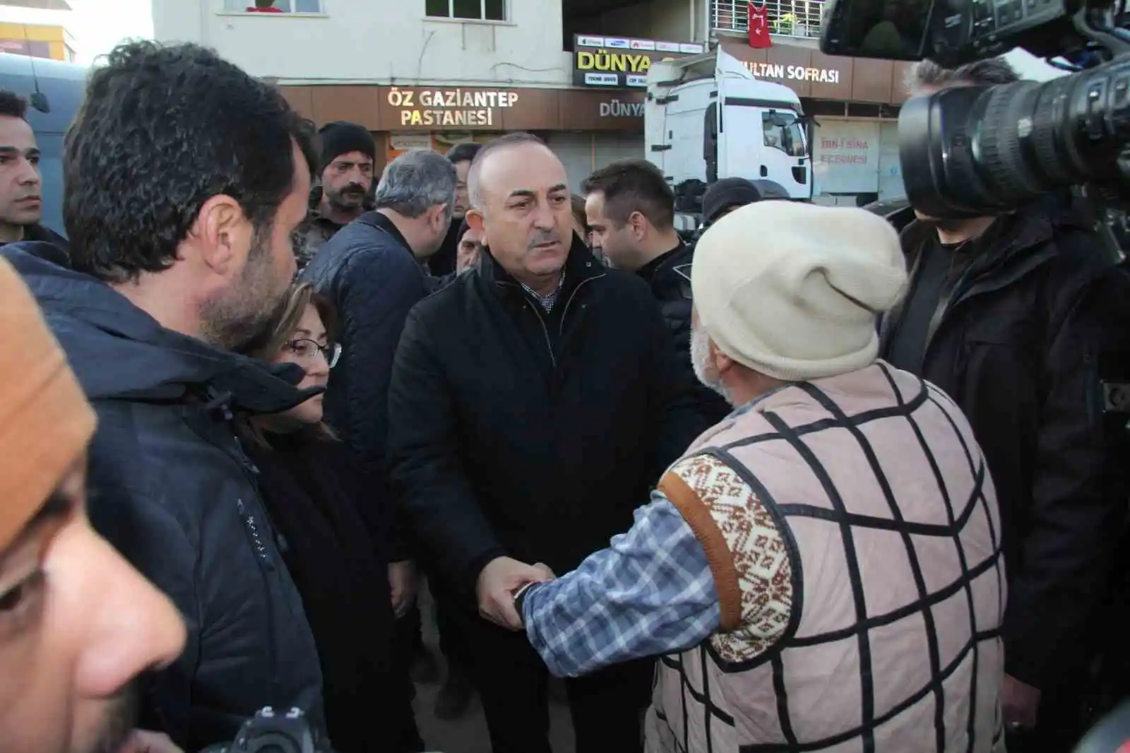 Depremzedelerden Dışişleri Bakanı Çavuşoğlu’na ilginç talep ve şikayetler
