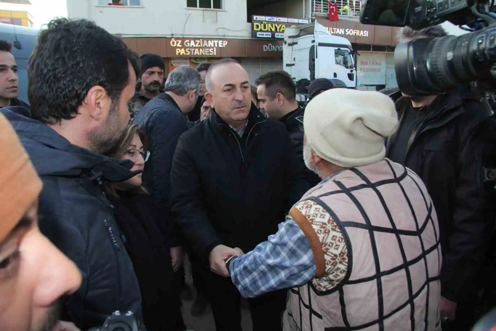 Depremzedelerden Dışişleri Bakanı Çavuşoğlu’na ilginç talep ve şikayetler