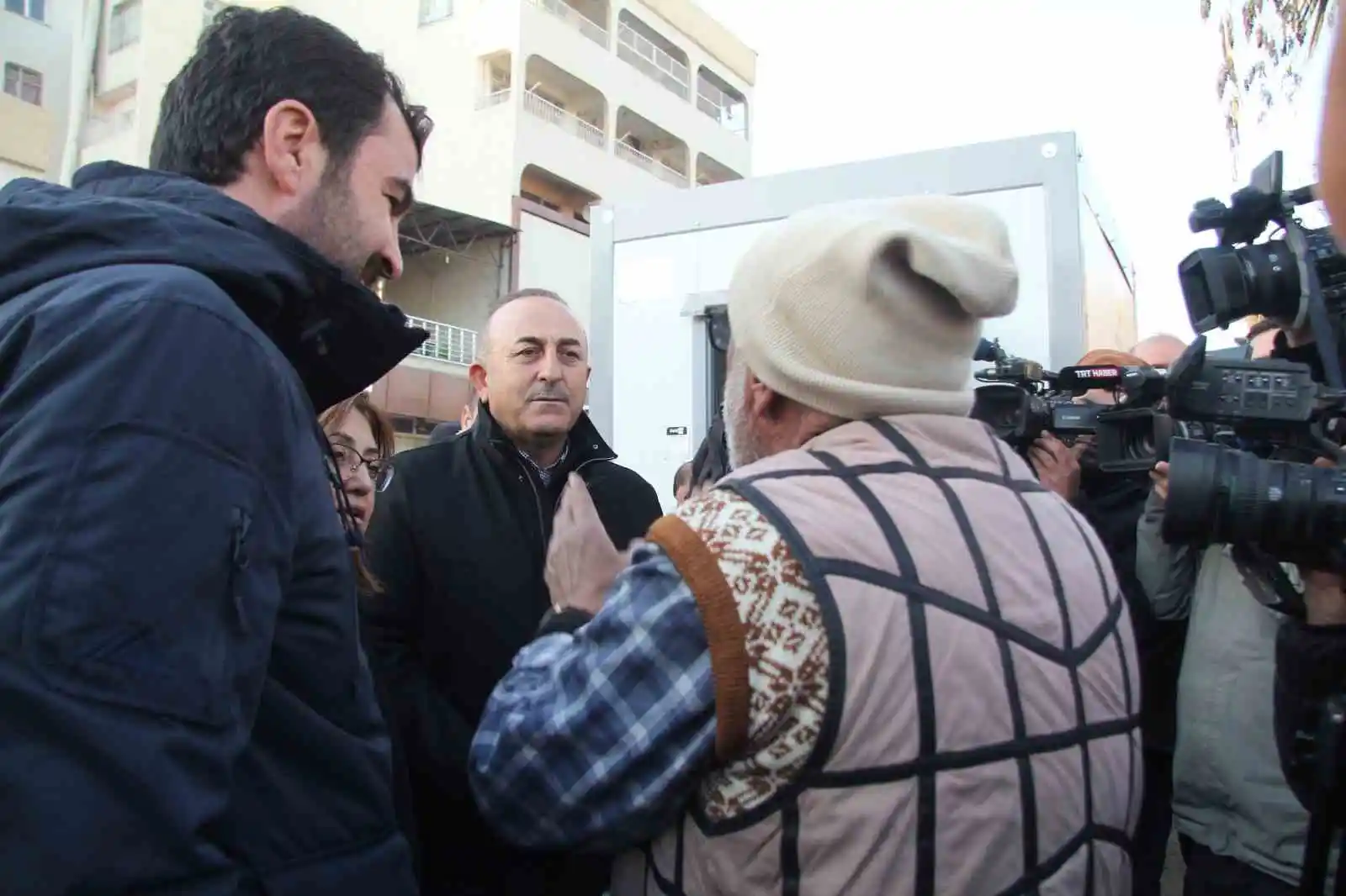 Depremzedelerden Dışişleri Bakanı Çavuşoğlu’na ilginç talep ve şikayetler