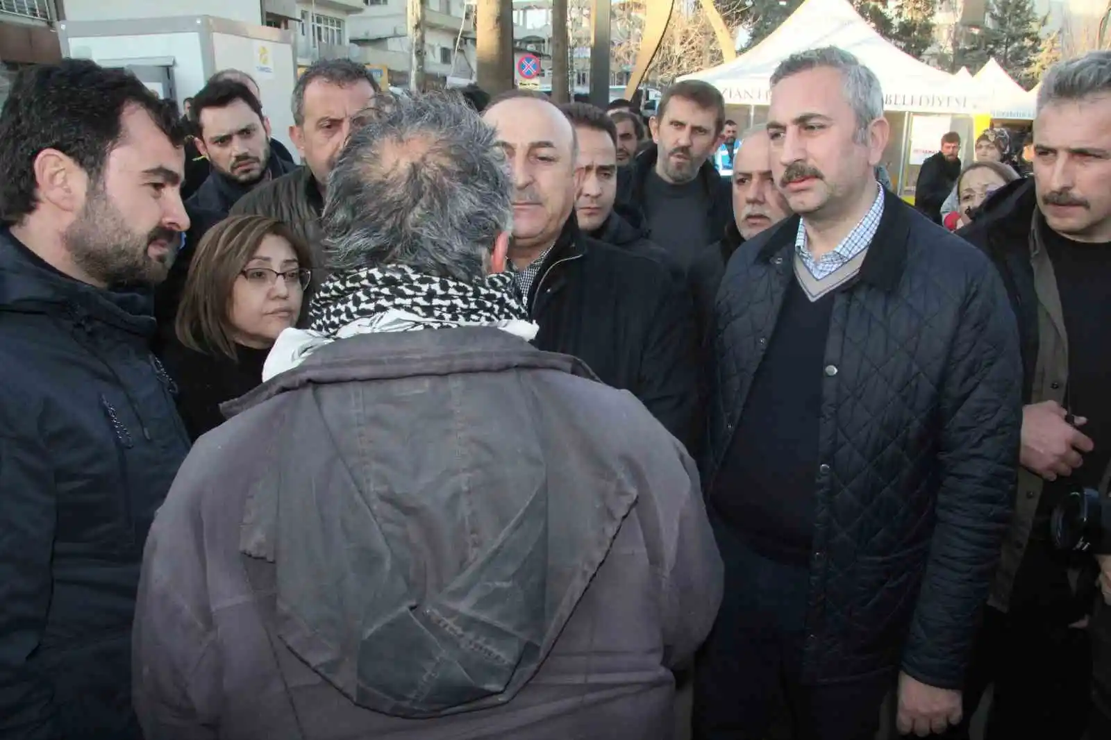Depremzedelerden Dışişleri Bakanı Çavuşoğlu’na ilginç talep ve şikayetler