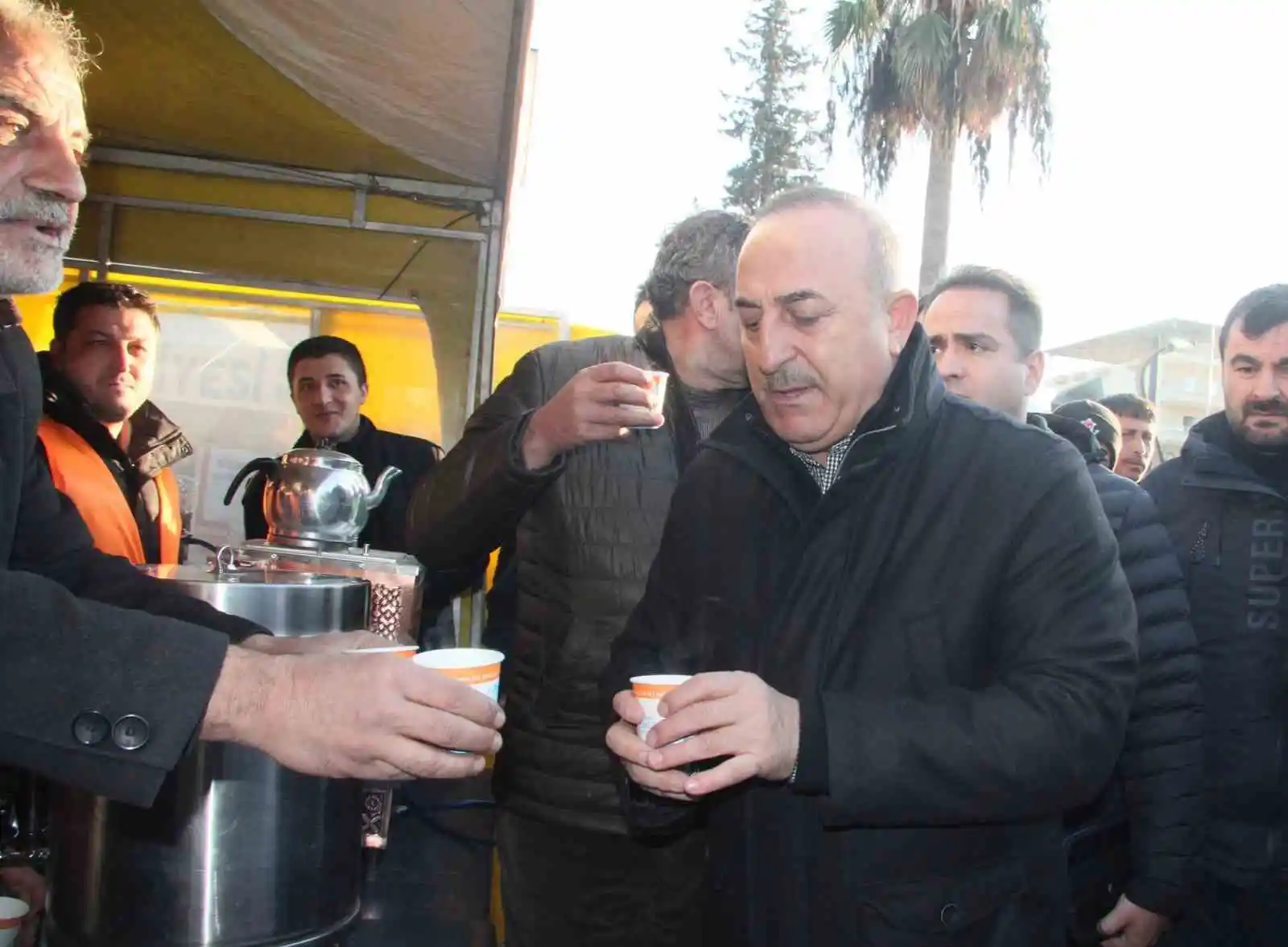 Depremzedelerden Dışişleri Bakanı Çavuşoğlu’na ilginç talep ve şikayetler