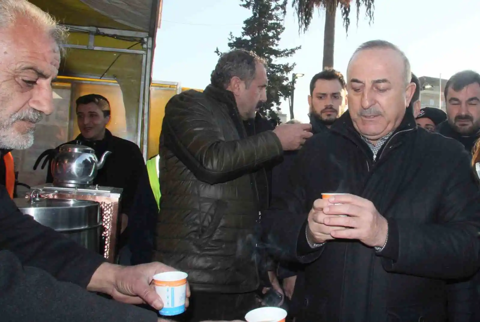 Depremzedelerden Dışişleri Bakanı Çavuşoğlu’na ilginç talep ve şikayetler
