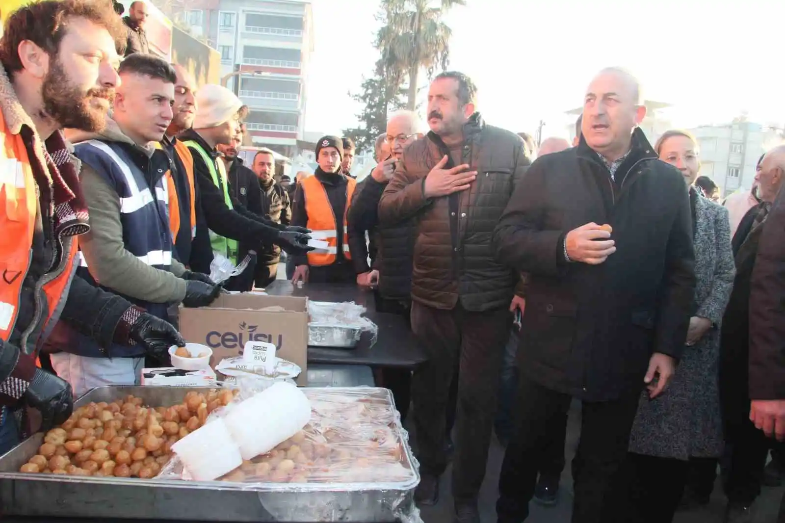 Depremzedelerden Dışişleri Bakanı Çavuşoğlu’na ilginç talep ve şikayetler