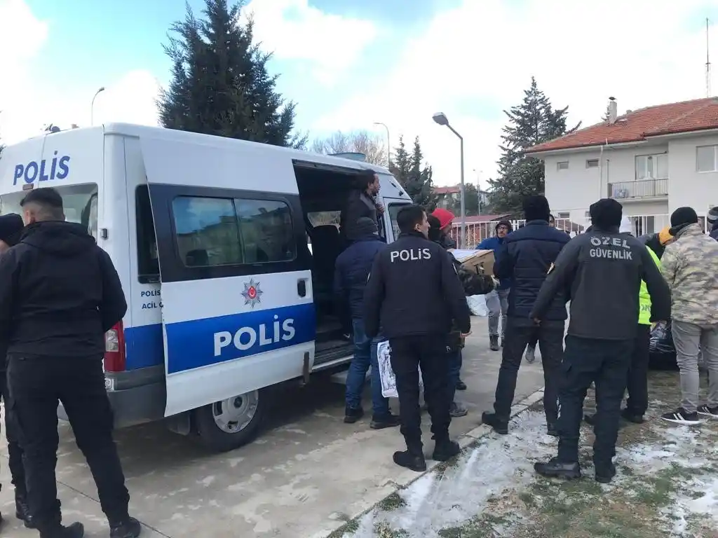 Depremzedelere polisten yardım eli