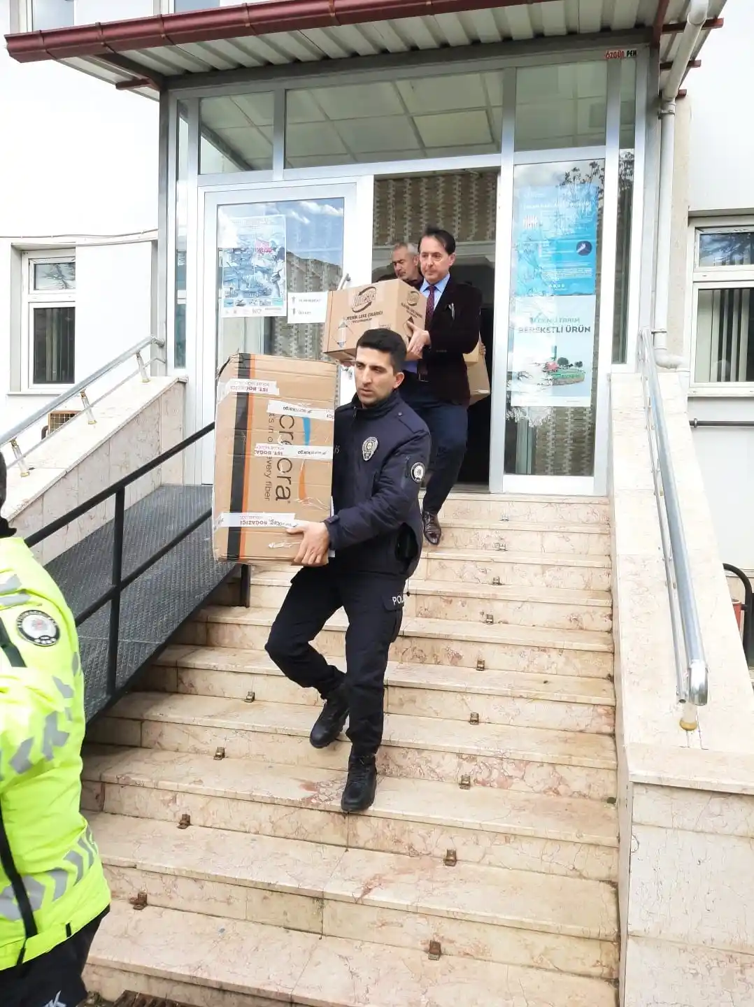 Depremzedelere polisten yardım eli