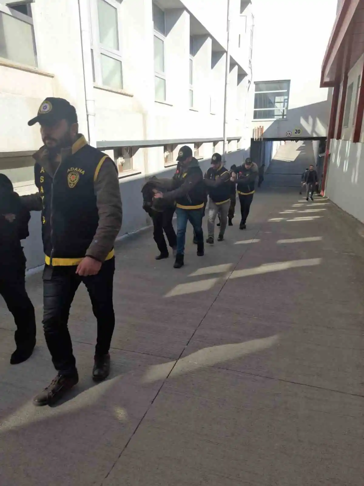 Depremzedelerin malzemesini çalan 10 hırsız tutuklandı