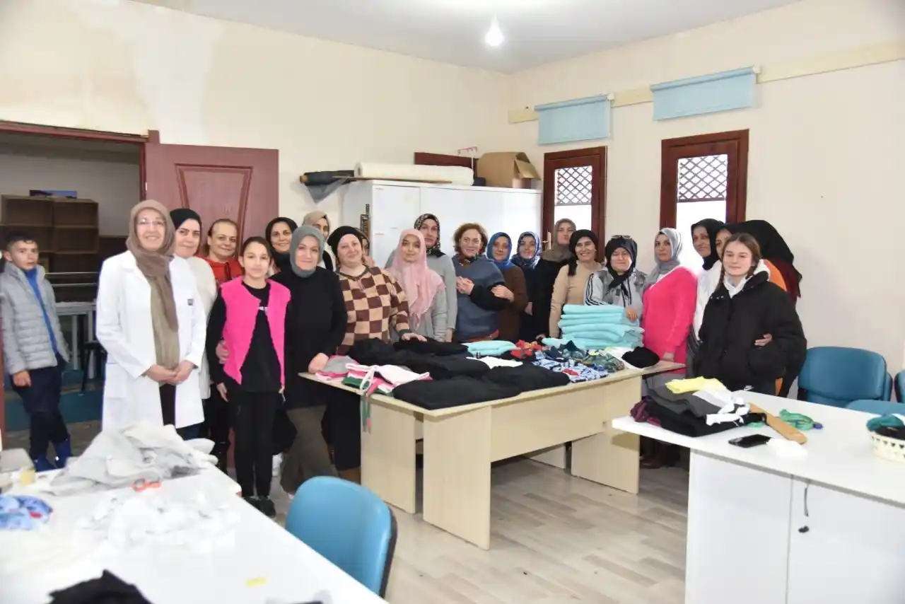 Depremzedelerin üşümemesi için kıyafet dikiyorlar