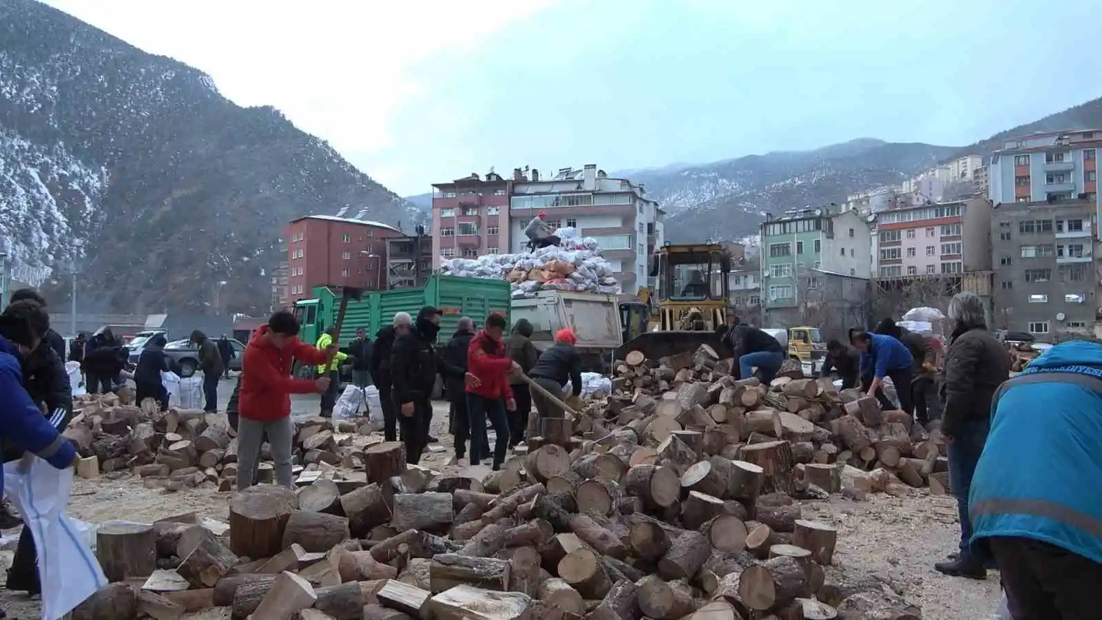 Depremzedelerin yakacak odun ihtiyacını karşılamak için Gümüşhane halkı seferber oldu