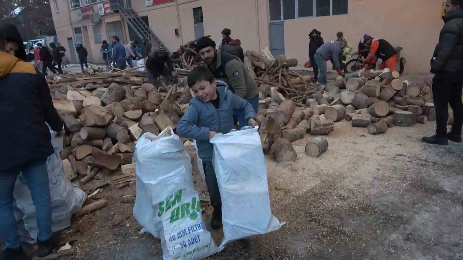 Depremzedelerin yakacak odun ihtiyacını karşılamak için Gümüşhane halkı seferber oldu