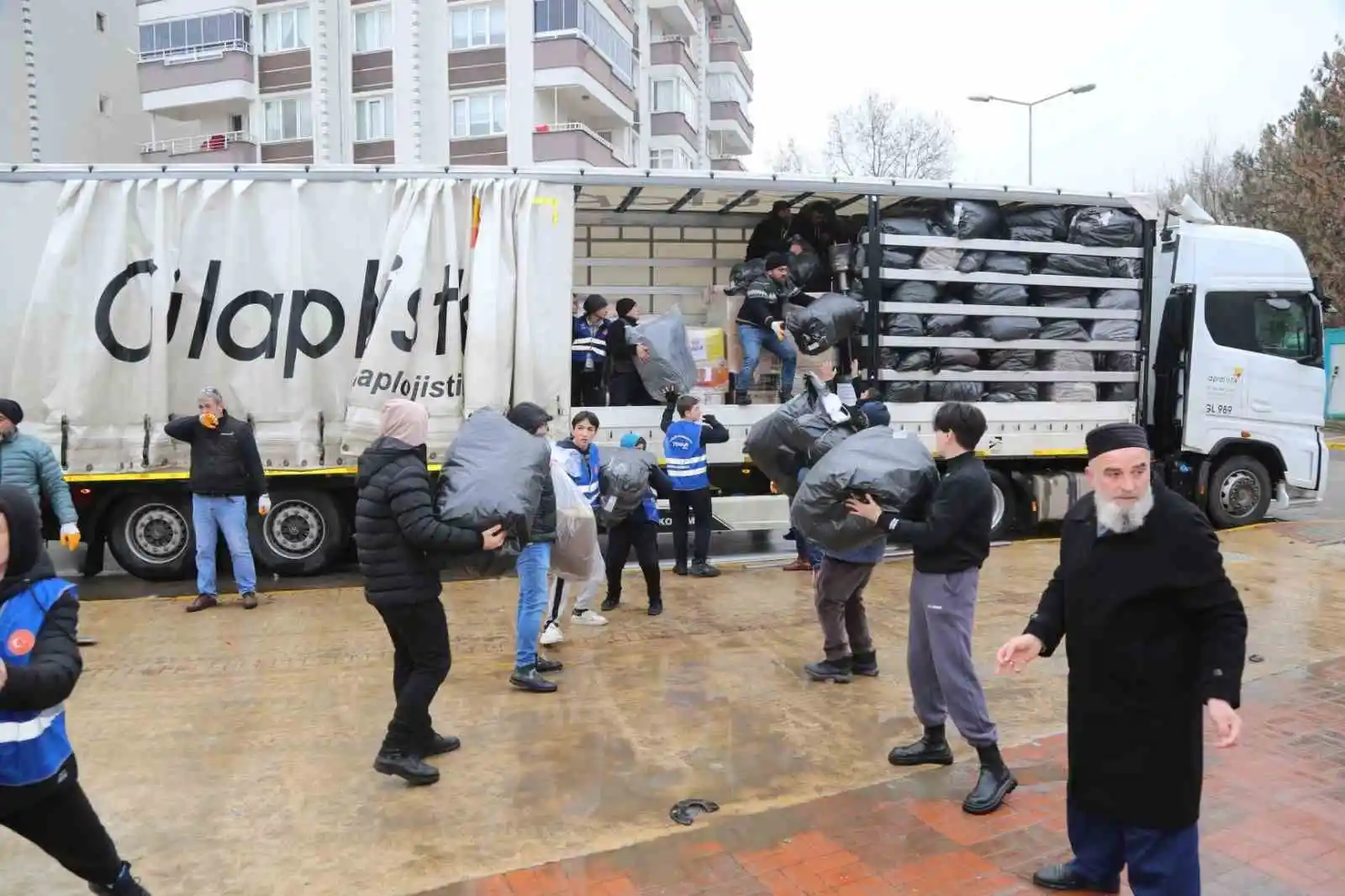 Depremzedelerin yaralarını sarmak için sahadalar