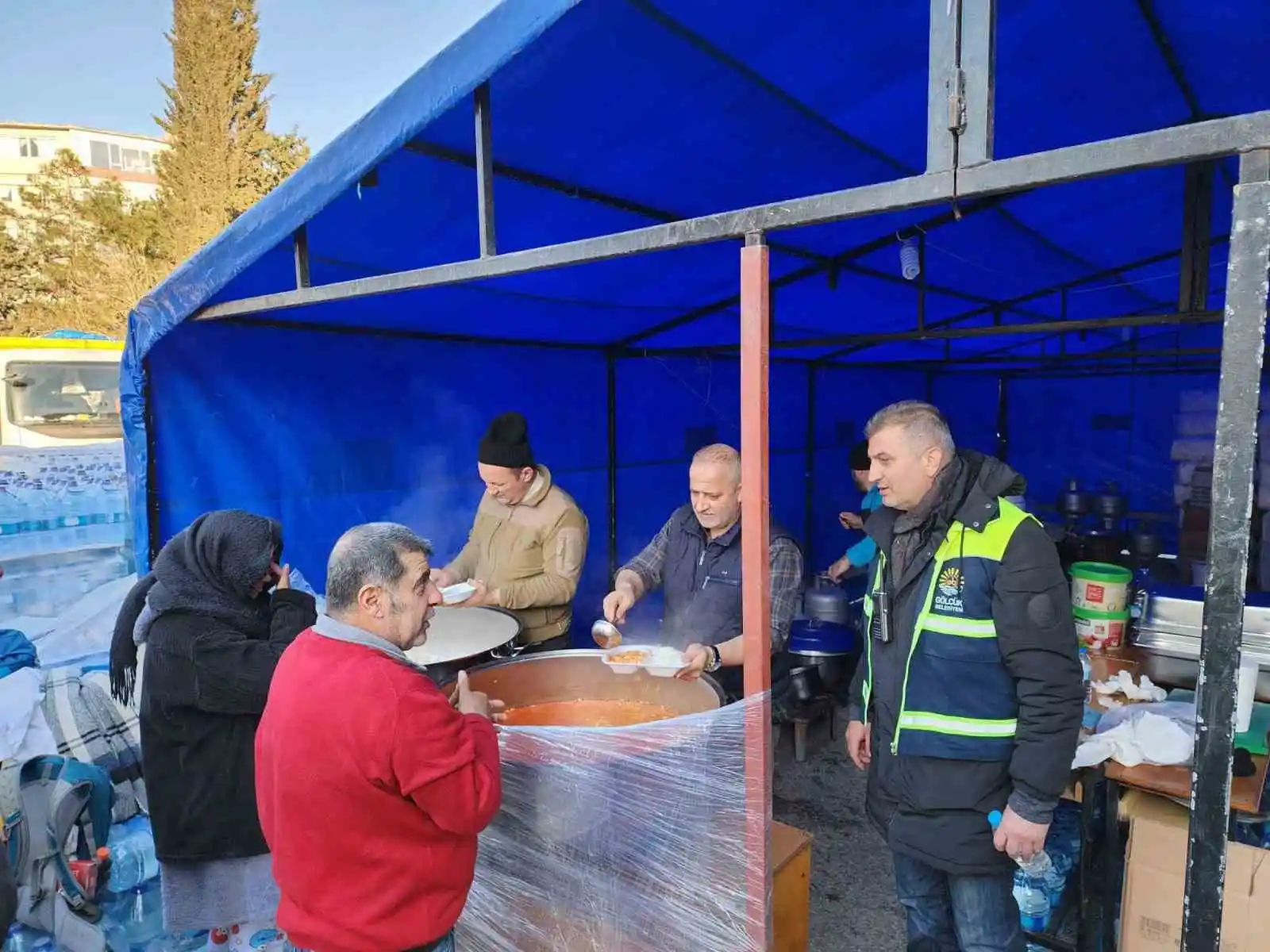 Depremzedelerin yaralarını sarmak için sahadalar