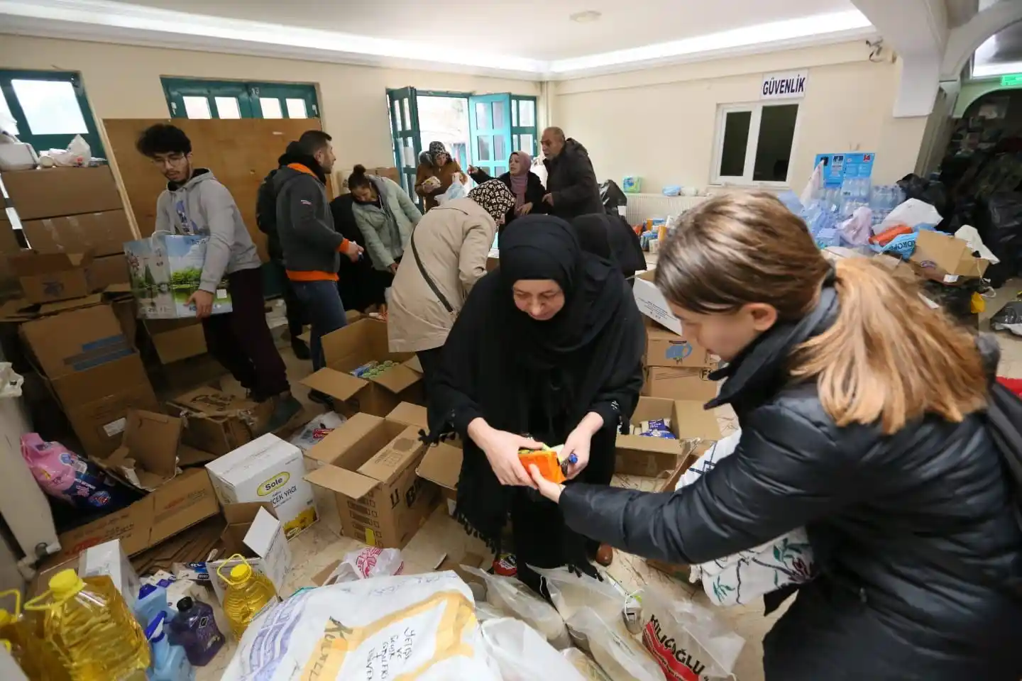 Derince'den deprem bölgesine 4 tır dolusu yardım