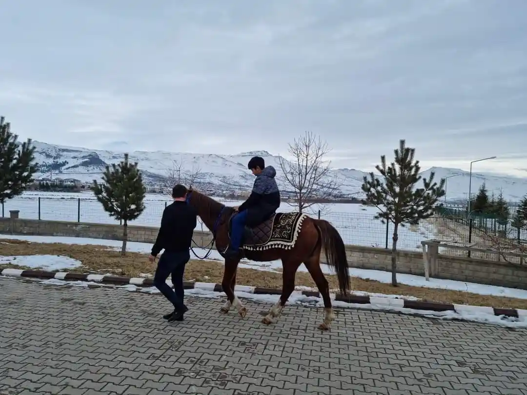 Develi’de depremzede çocuklar at bindi
