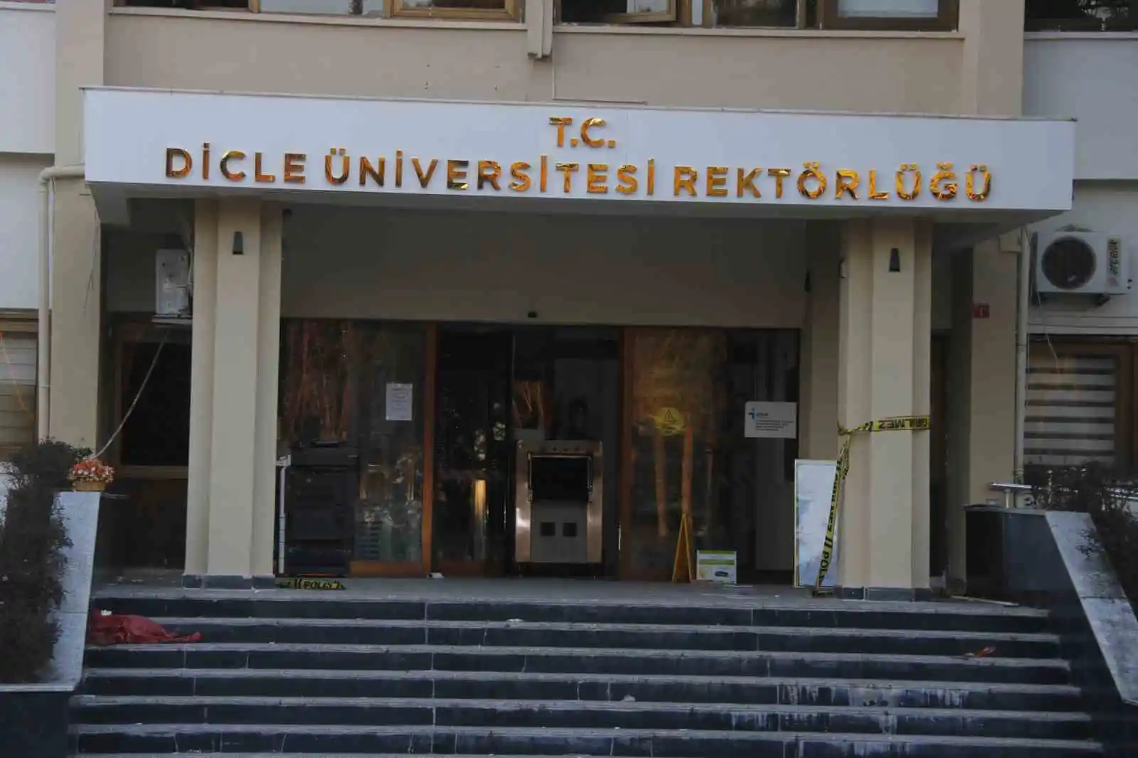 Dicle Üniversitesi rektörlük binası boşaltıldı
