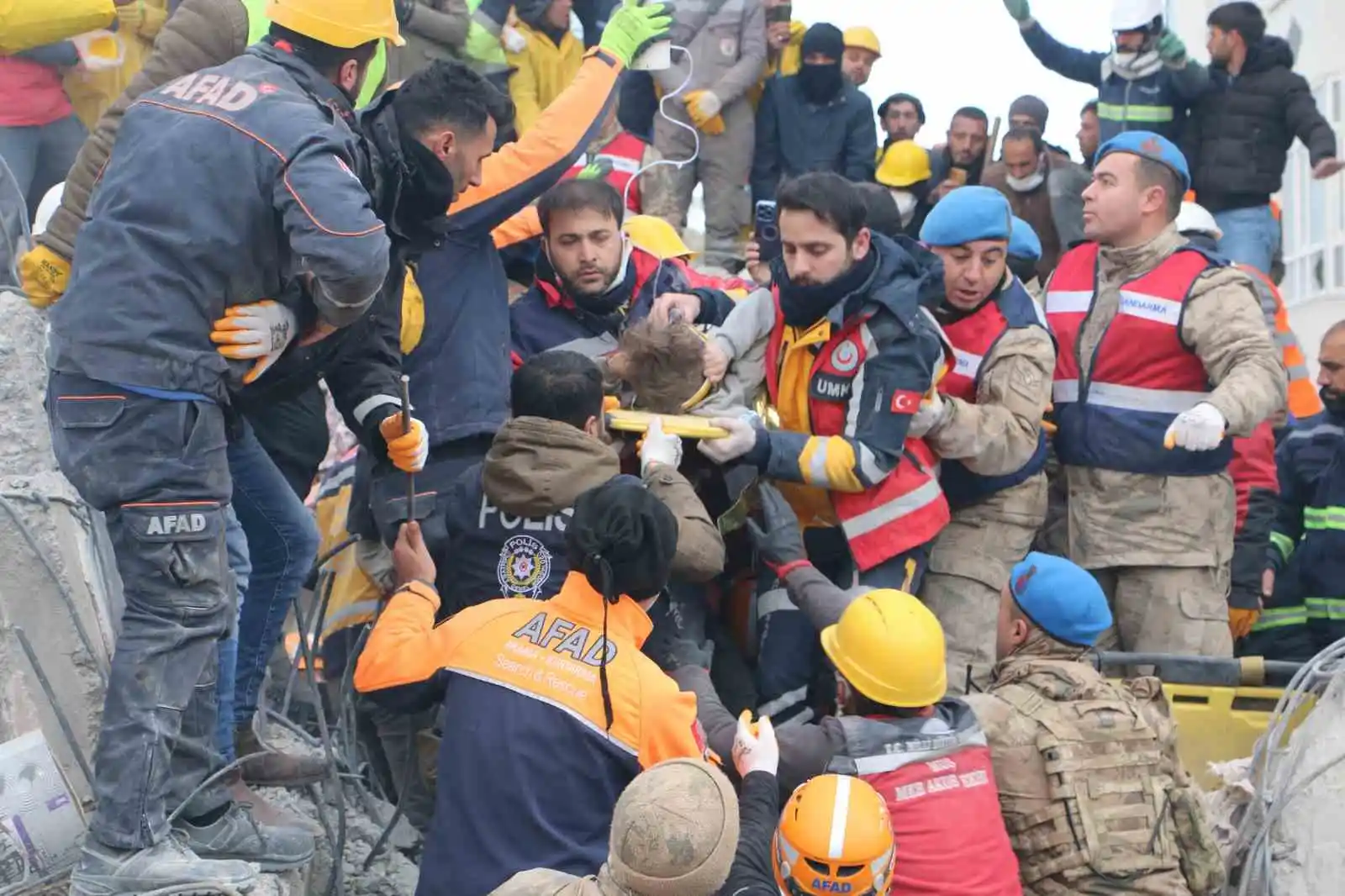 Diyarbakır’da 7 yaşındaki Beşir, 81 saat sonra enkazdan sağ çıkarıldı
