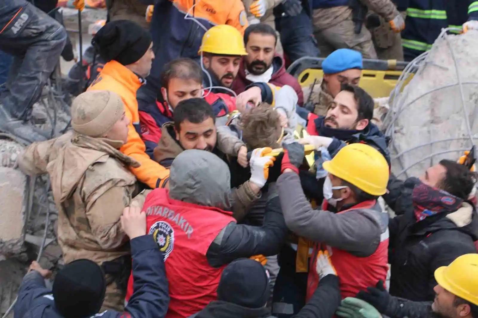 Diyarbakır’da 7 yaşındaki Beşir, 81 saat sonra enkazdan sağ çıkarıldı
