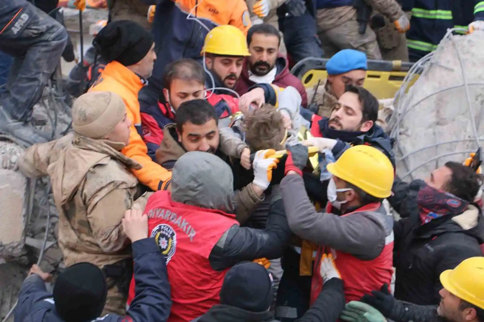 Diyarbakır’da 7 yaşındaki Beşir, 81 saat sonra enkazdan sağ çıkarıldı