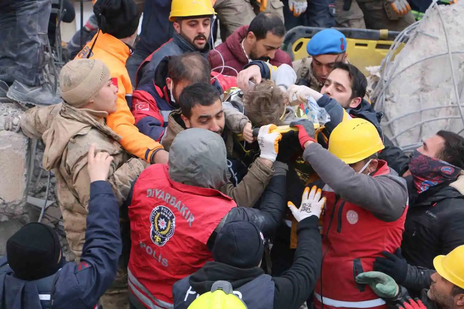 Diyarbakır’da 7 yaşındaki Beşir, 81 saat sonra enkazdan sağ çıkarıldı
