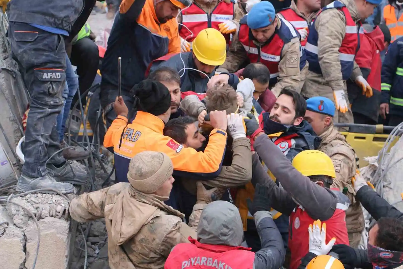 Diyarbakır’da 7 yaşındaki Beşir, 81 saat sonra enkazdan sağ çıkarıldı
