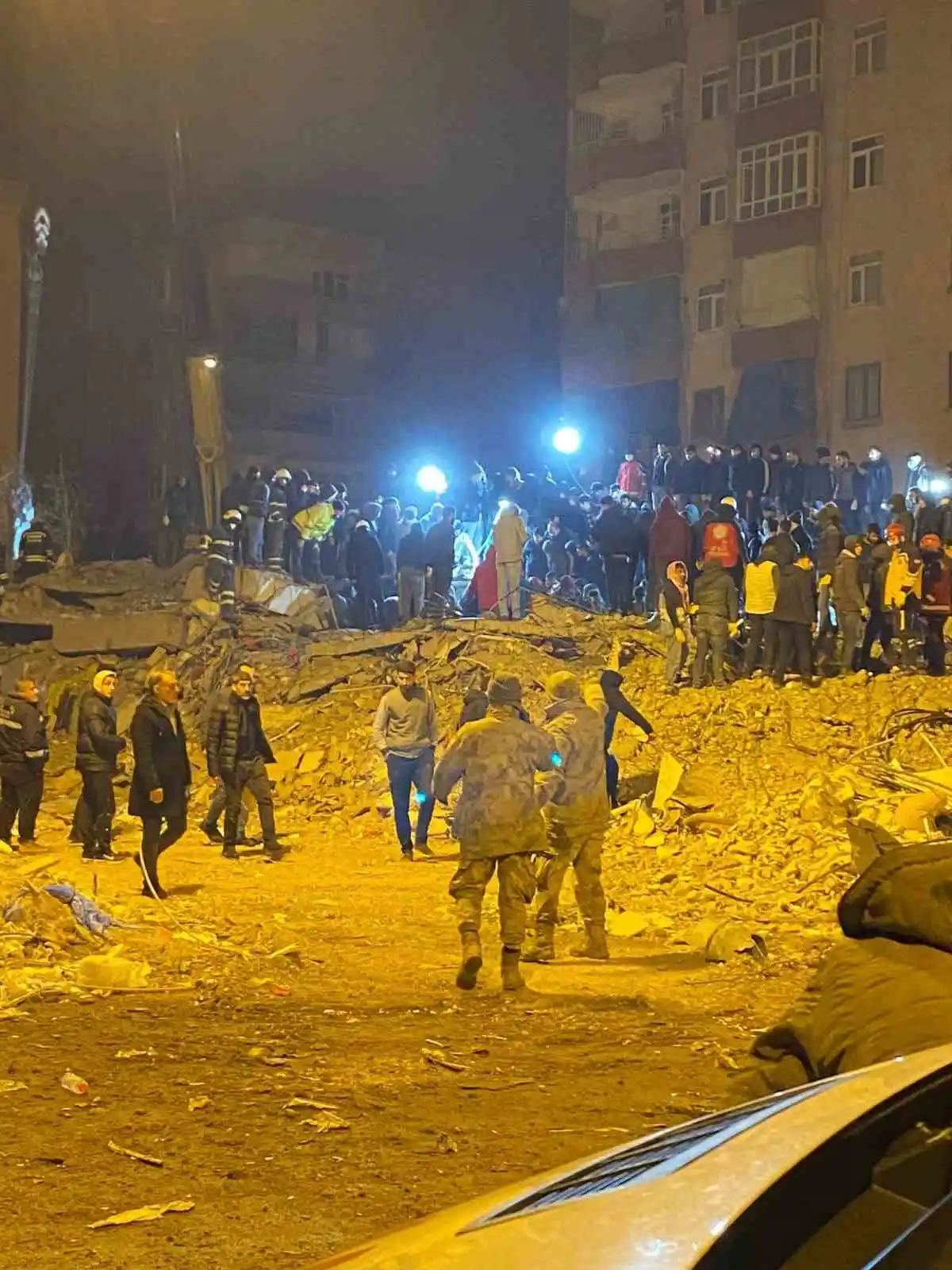 Diyarbakır'da arama kurtarma çalışmaları tekbirler eşliğinde sürüyor
