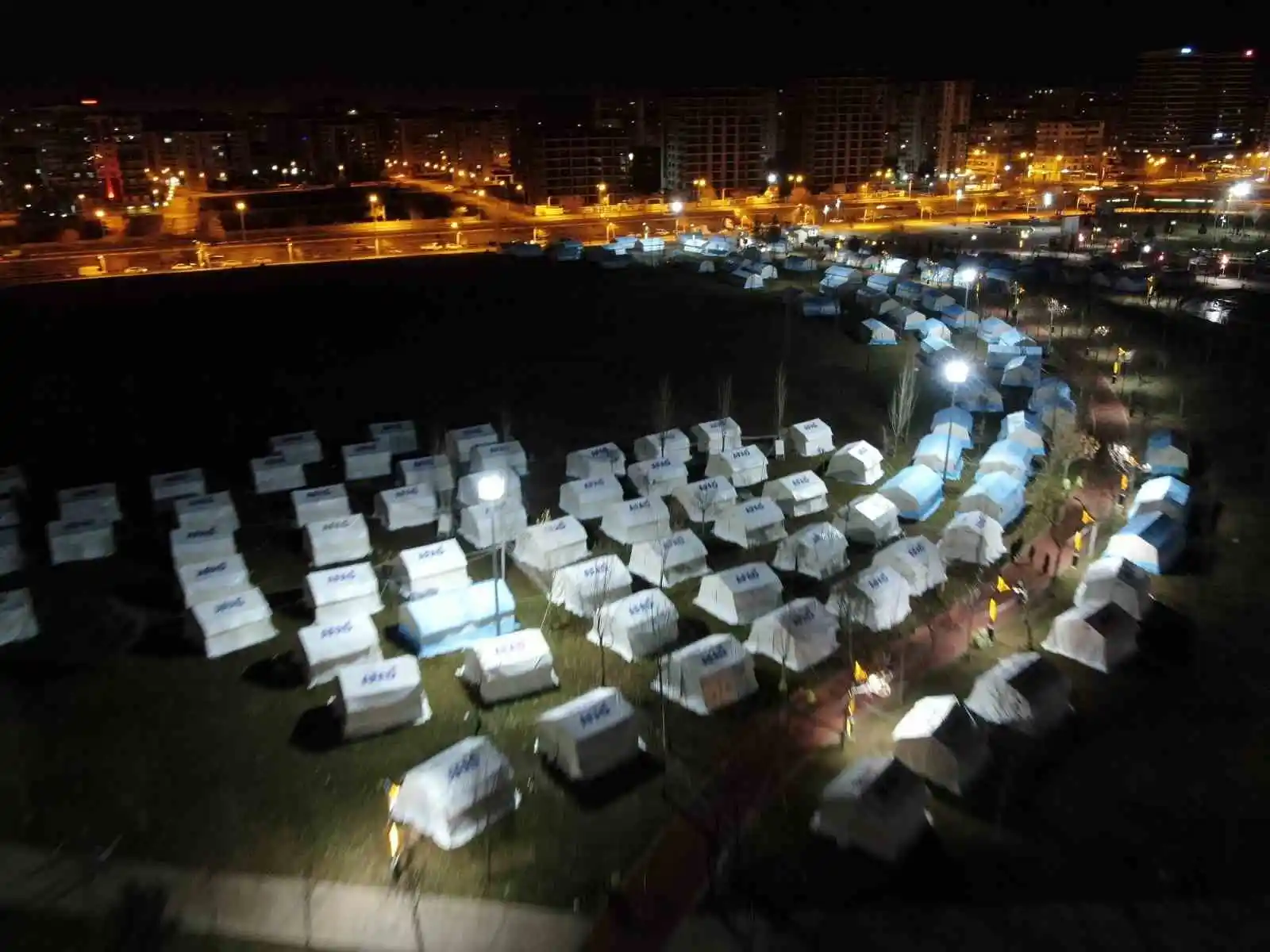 Diyarbakır'da çadır kent gece havadan görüntülendi