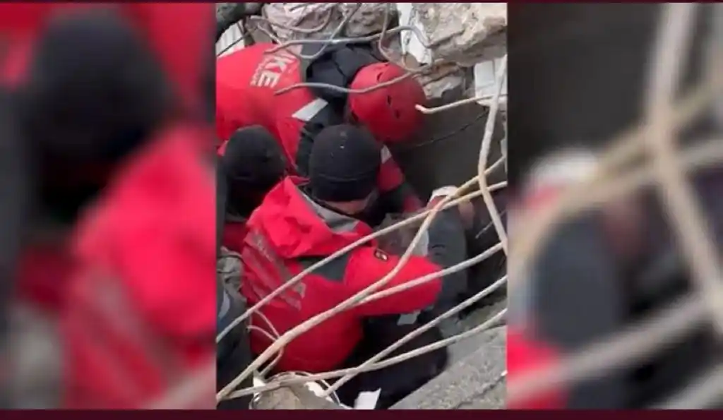 Diyarbakır'da enkaz altındaki biri çocuk 3 kişi jandarma ekiplerince kurtarıldı
