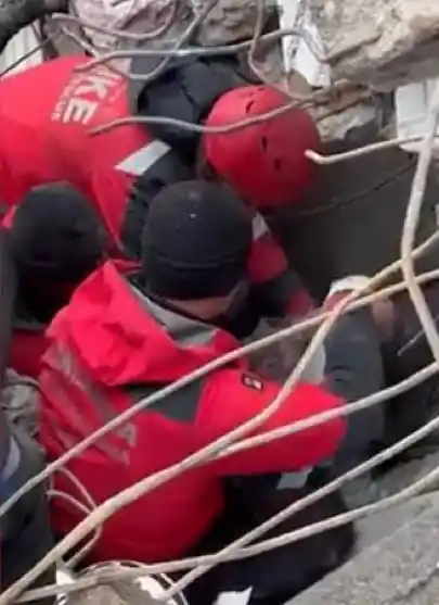 Diyarbakır’da enkaz altındaki biri çocuk 3 kişi jandarma ekiplerince kurtarıldı
