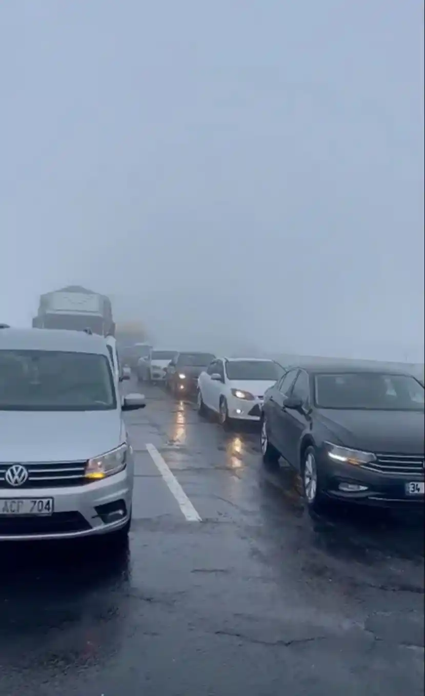 Diyarbakır'da hava ve karayoluna kar engeli