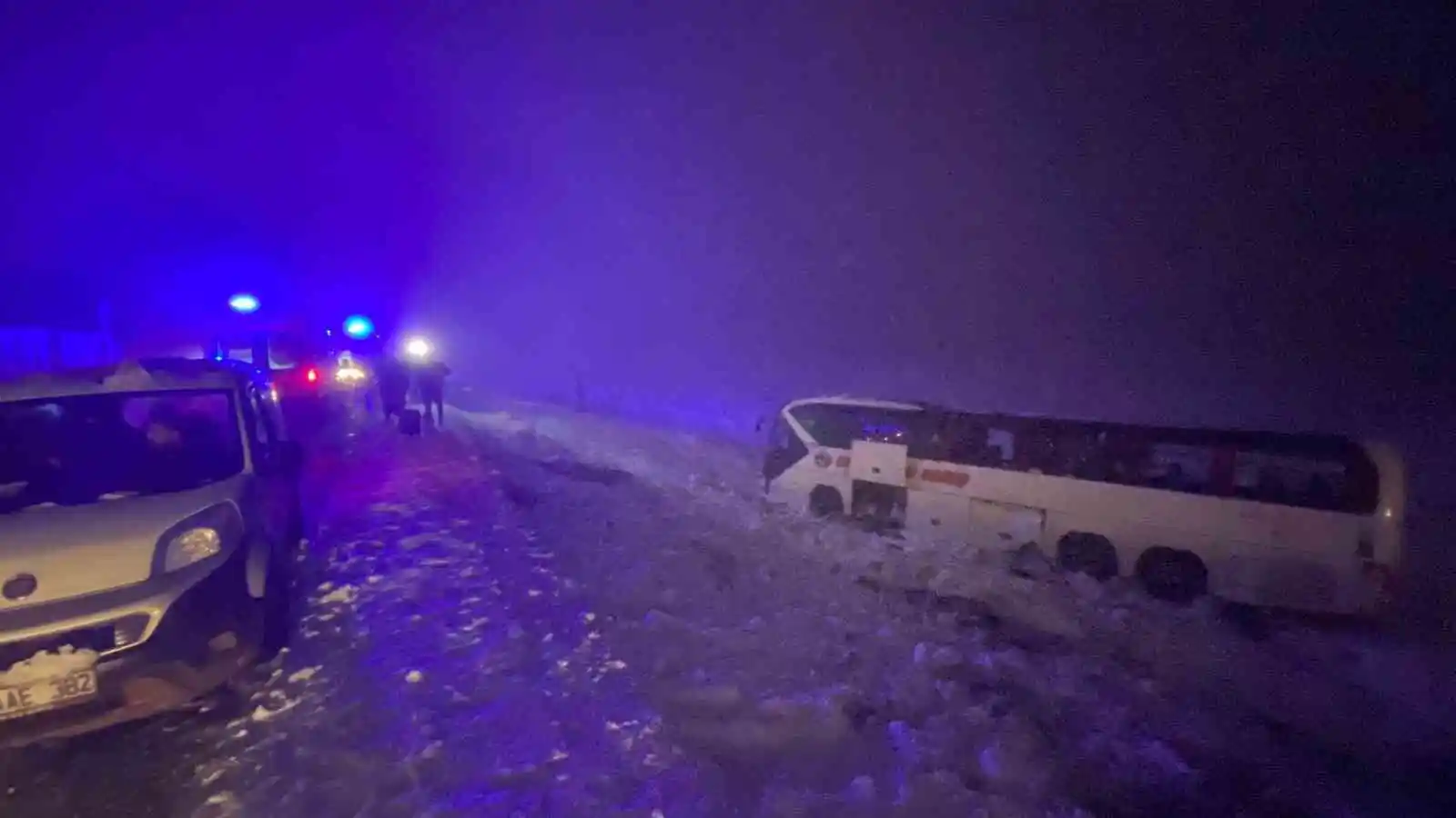 Diyarbakır’da yolcu otobüsü devrildi: 4’ü ağır 30 kişi yaralandı