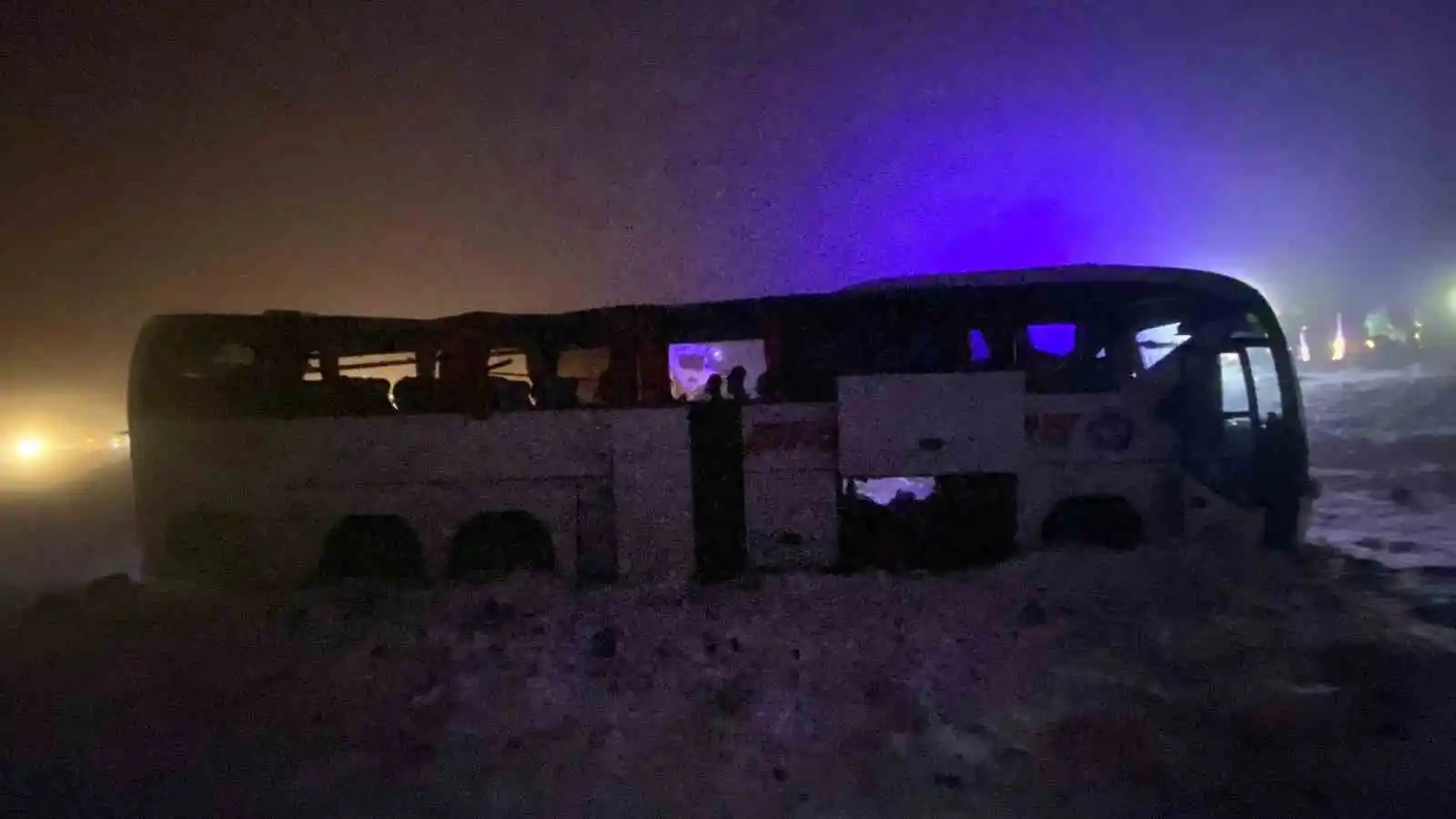 Diyarbakır’da yolcu otobüsü devrildi: 4’ü ağır 30 kişi yaralandı