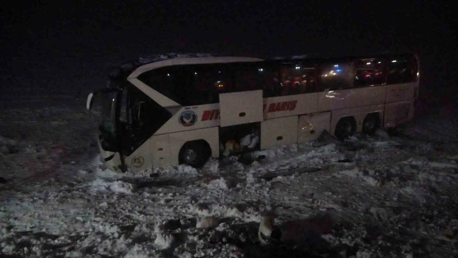 Diyarbakır’da yolcu otobüsü devrildi: 4’ü ağır 30 kişi yaralandı