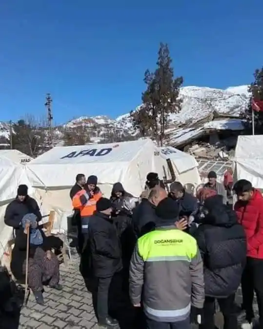 Doğanşehir Belediyesi depremzedelerin yanında