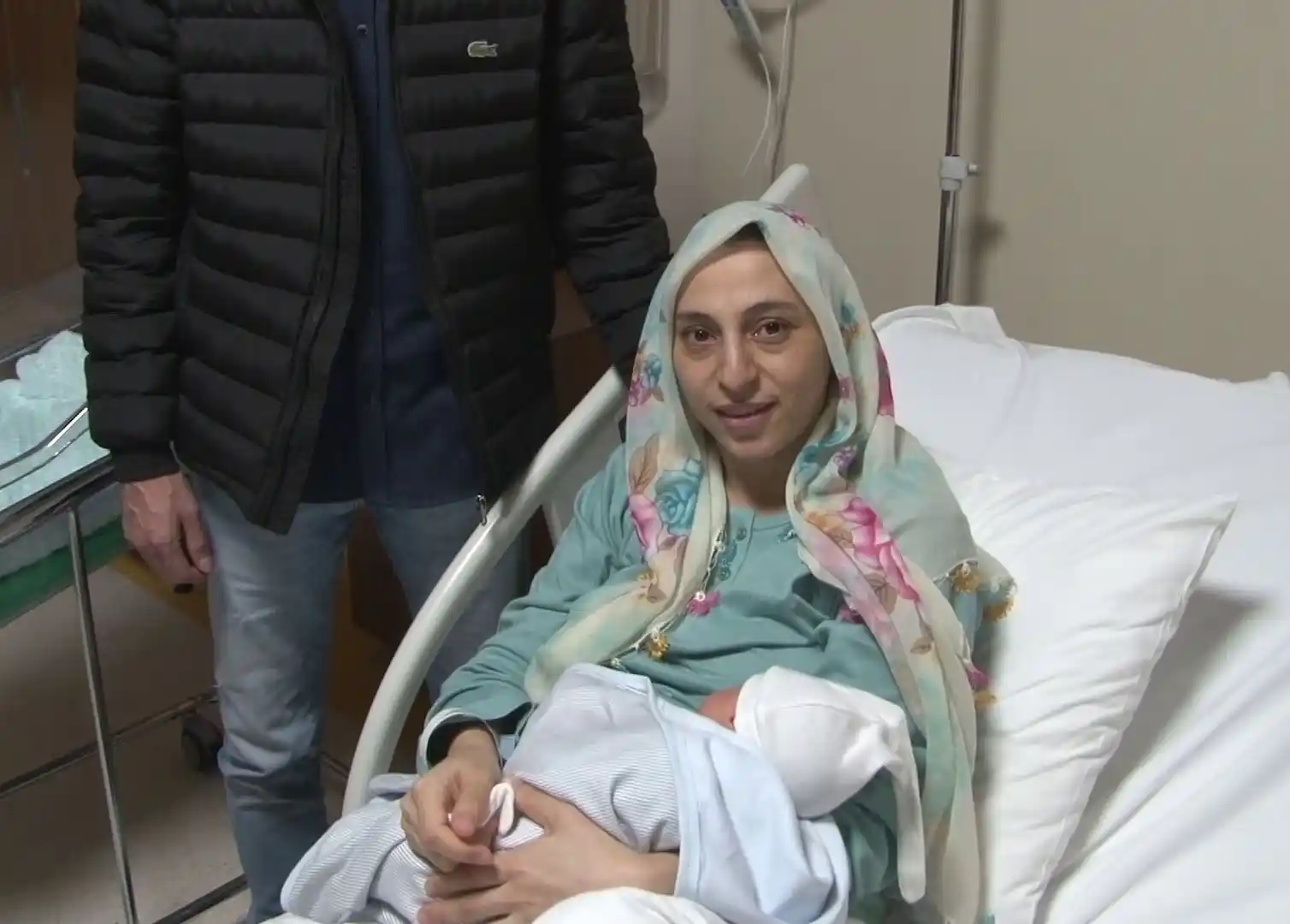 Doğum yapacağı hastane hasar görünce uçakla İstanbul’a getirildi
