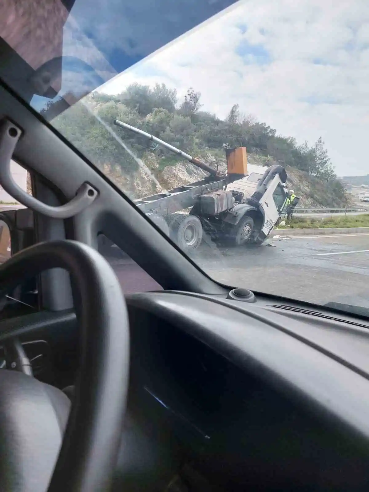 Dorse köprüye çarptı; 2 yaralı