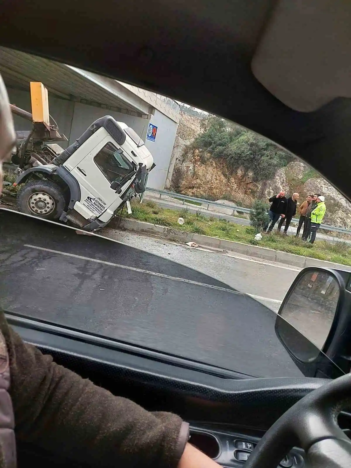Dorse köprüye çarptı; 2 yaralı