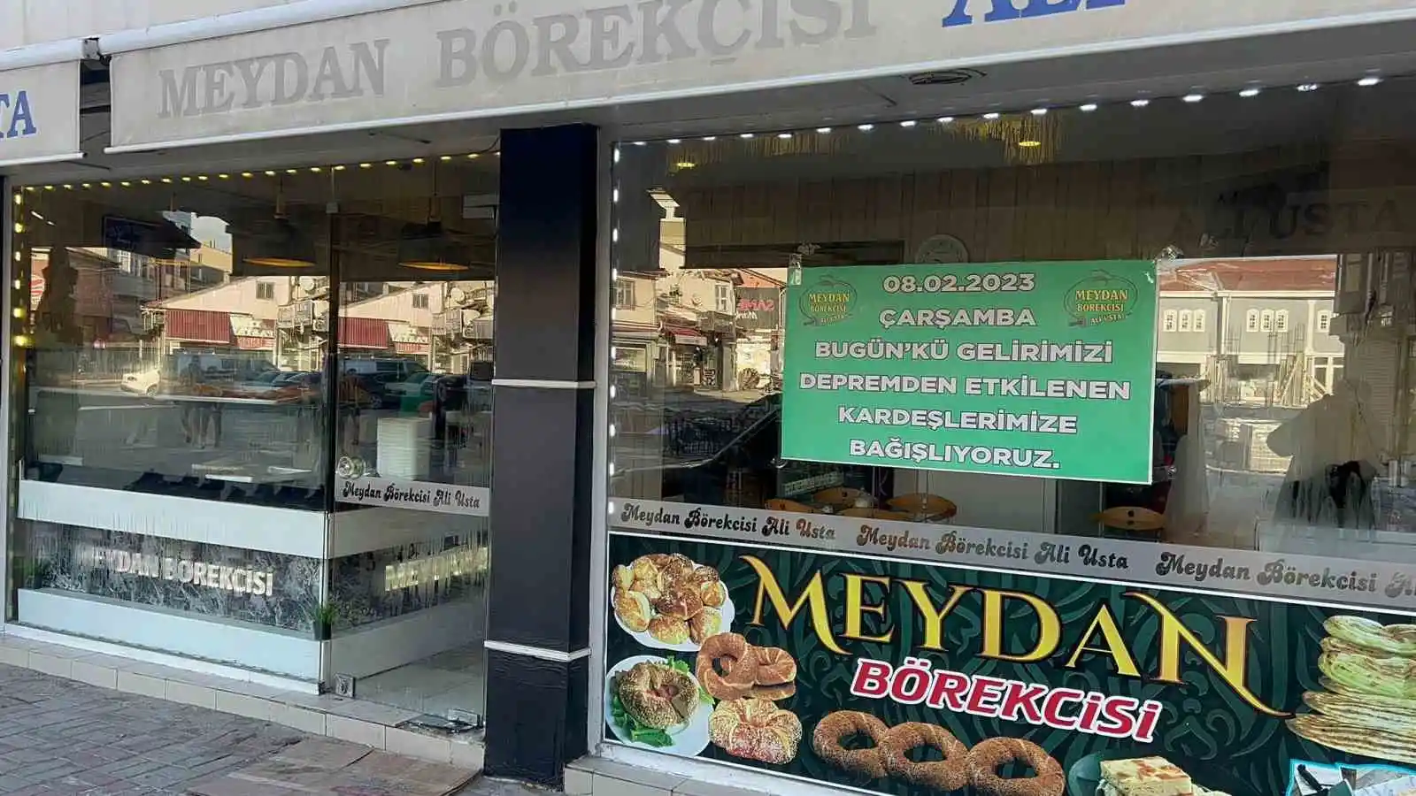 Dükkanın camındaki yazıyı görenler alışveriş için bir birleri ile yarıştı
