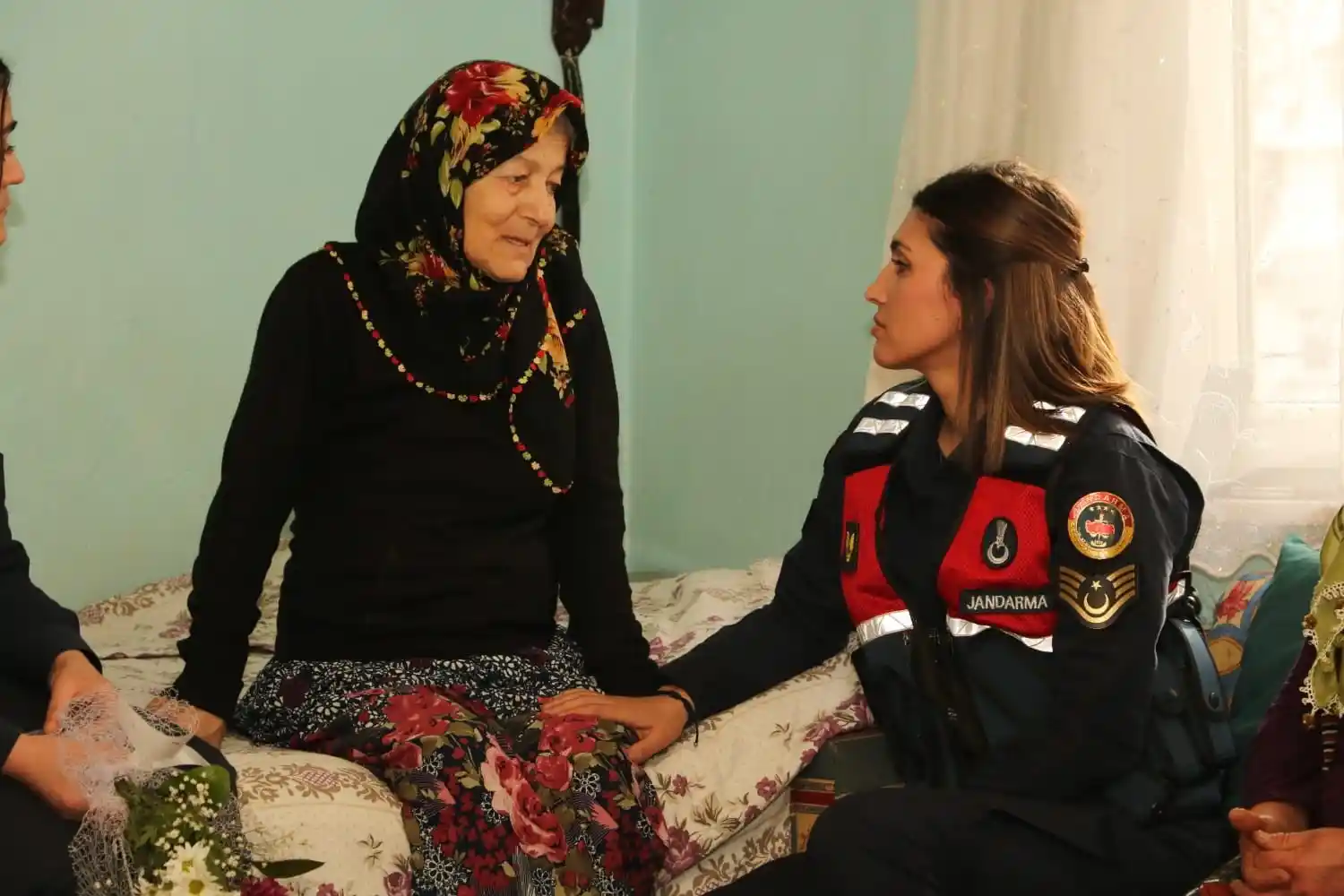Dünya Kanser Günü’nde jandarmadan hastalara sürpriz