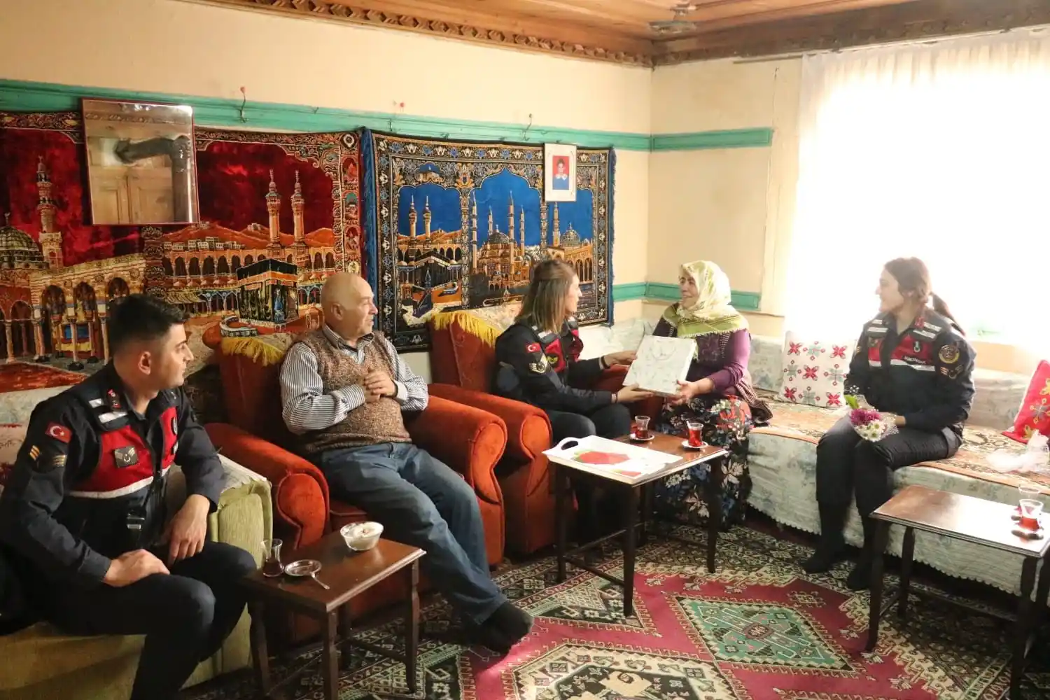 Dünya Kanser Günü’nde jandarmadan hastalara sürpriz
