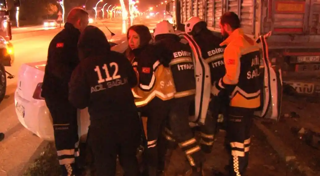 Edirne’de ekipler araçta sıkışan yaralı kadını kurtarmak için seferber oldu