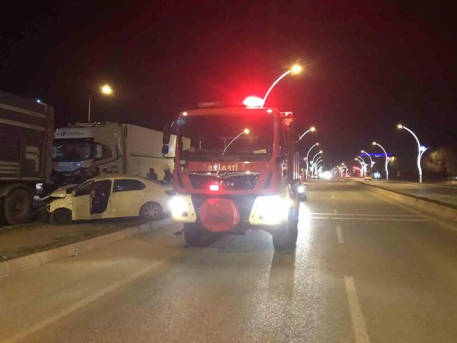 Edirne’de ekipler araçta sıkışan yaralı kadını kurtarmak için seferber oldu