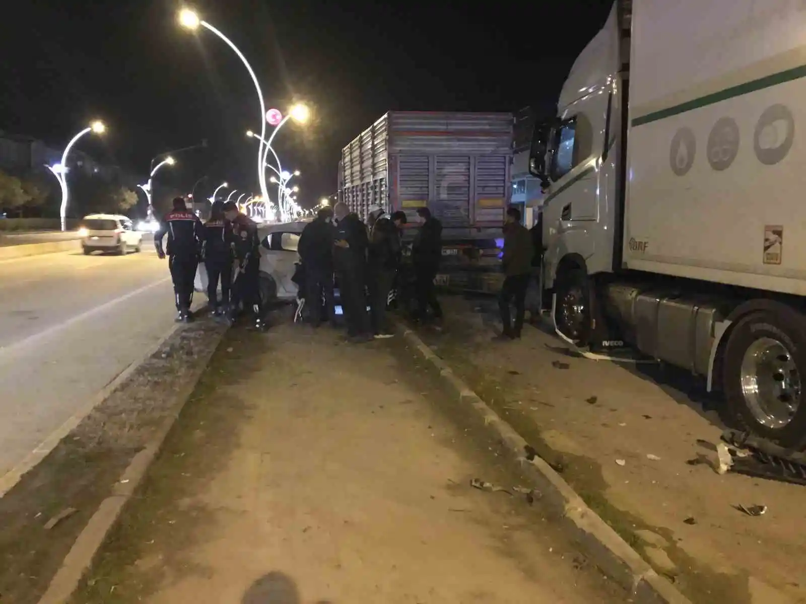Edirne’de ekipler araçta sıkışan yaralı kadını kurtarmak için seferber oldu