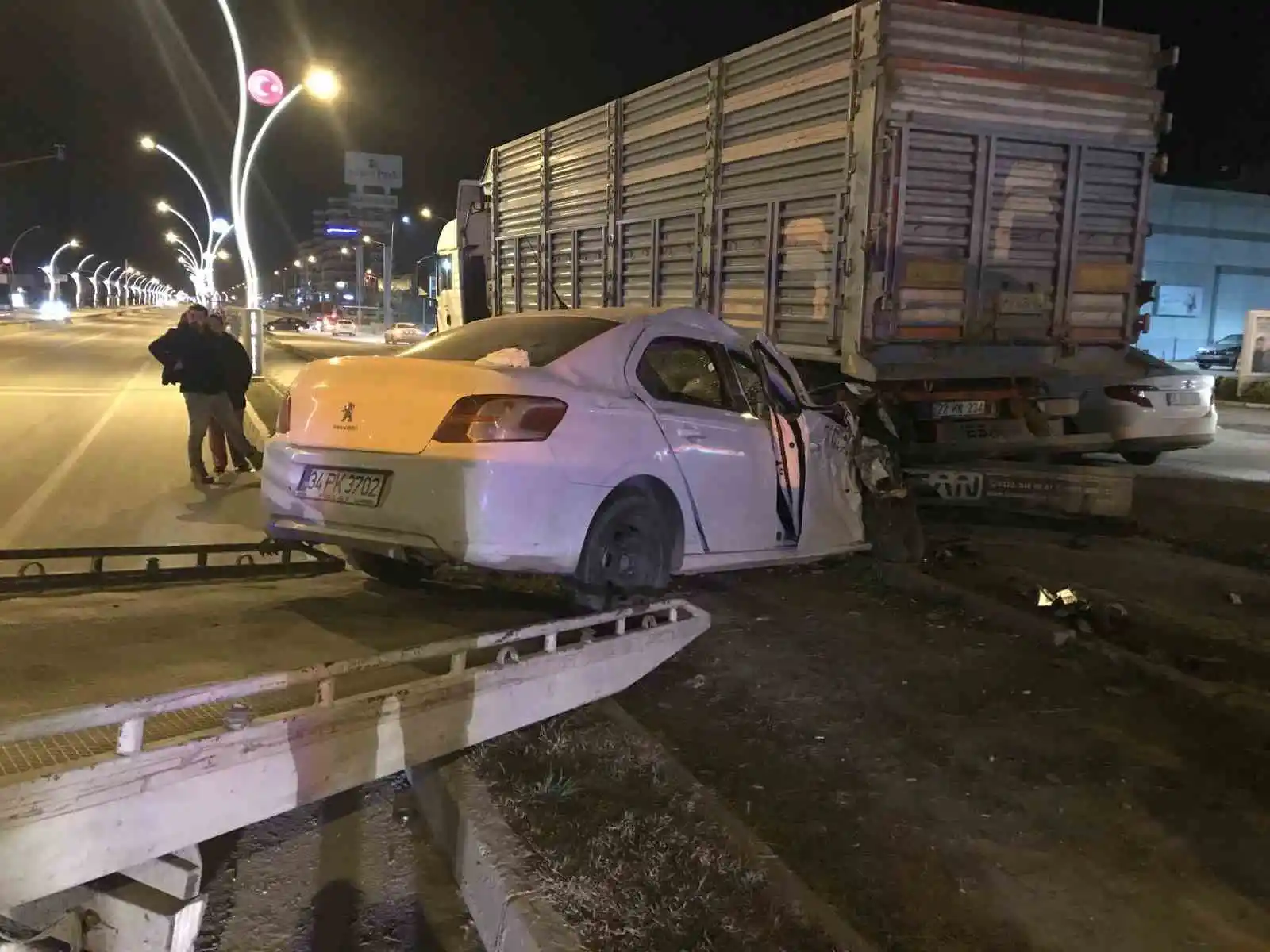 Edirne’de ekipler araçta sıkışan yaralı kadını kurtarmak için seferber oldu