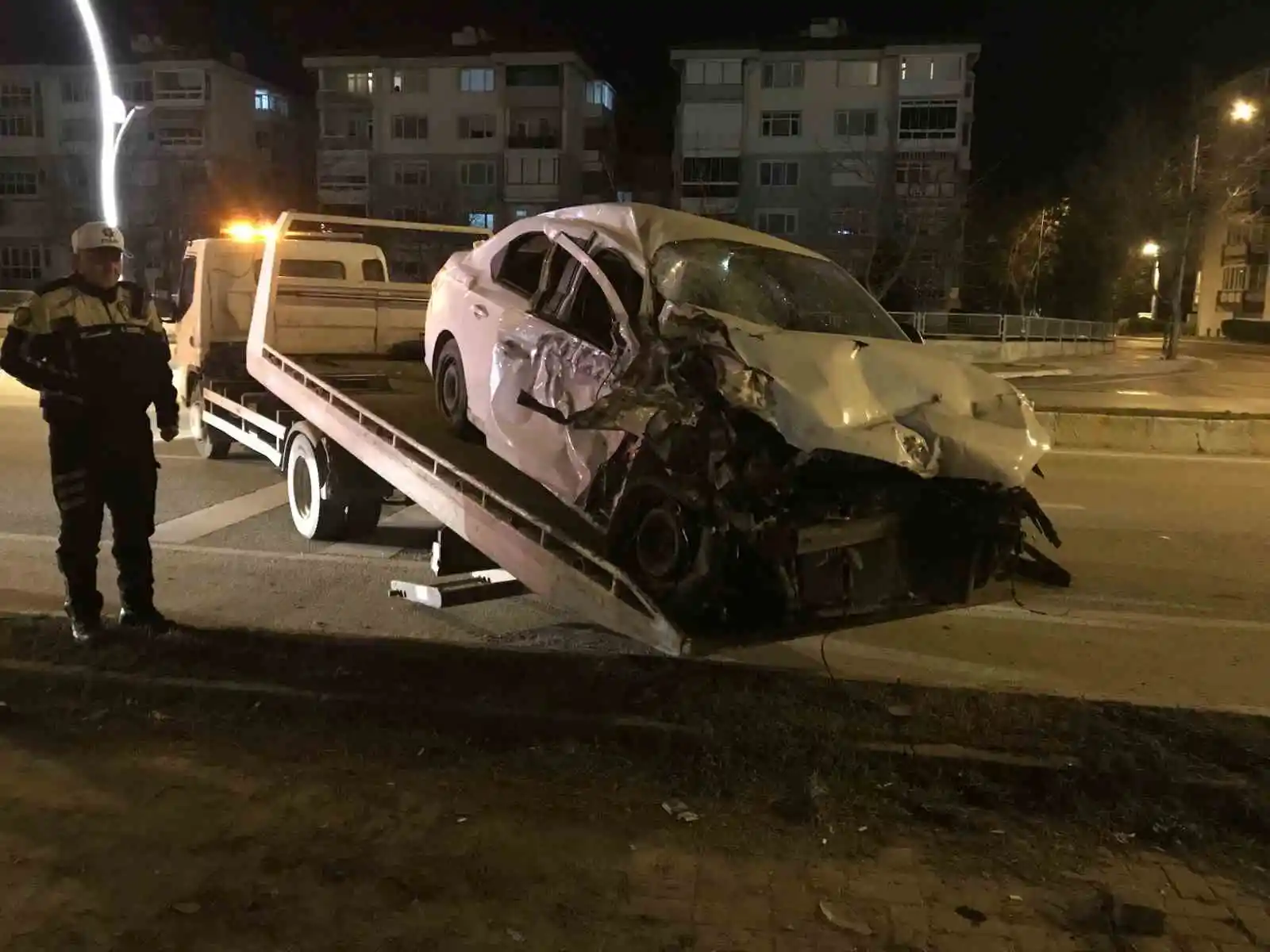 Edirne’de ekipler araçta sıkışan yaralı kadını kurtarmak için seferber oldu